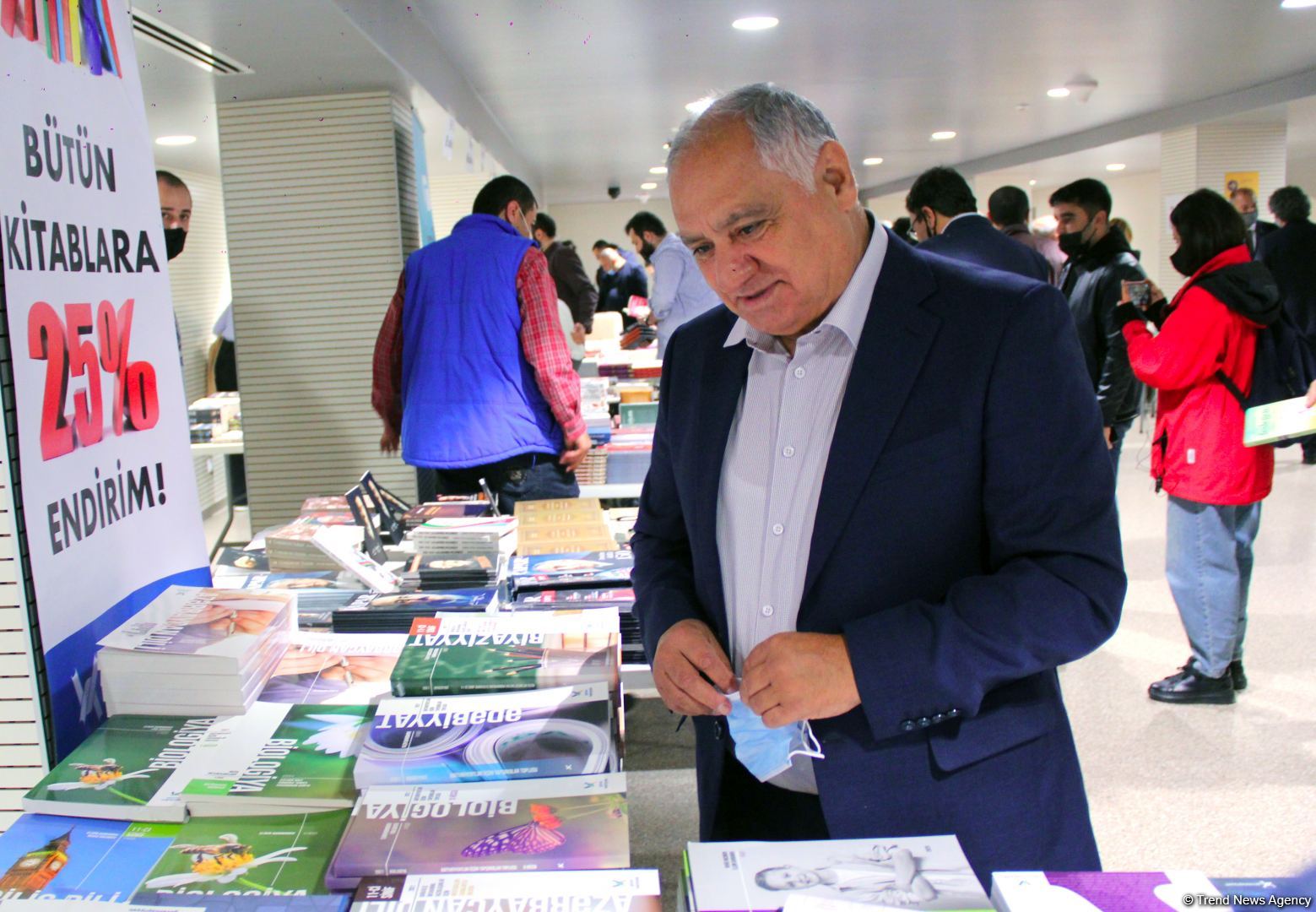 В Баку открылась Национальная книжная выставка-продажа, представлено более 50 000 книг (ФОТО)