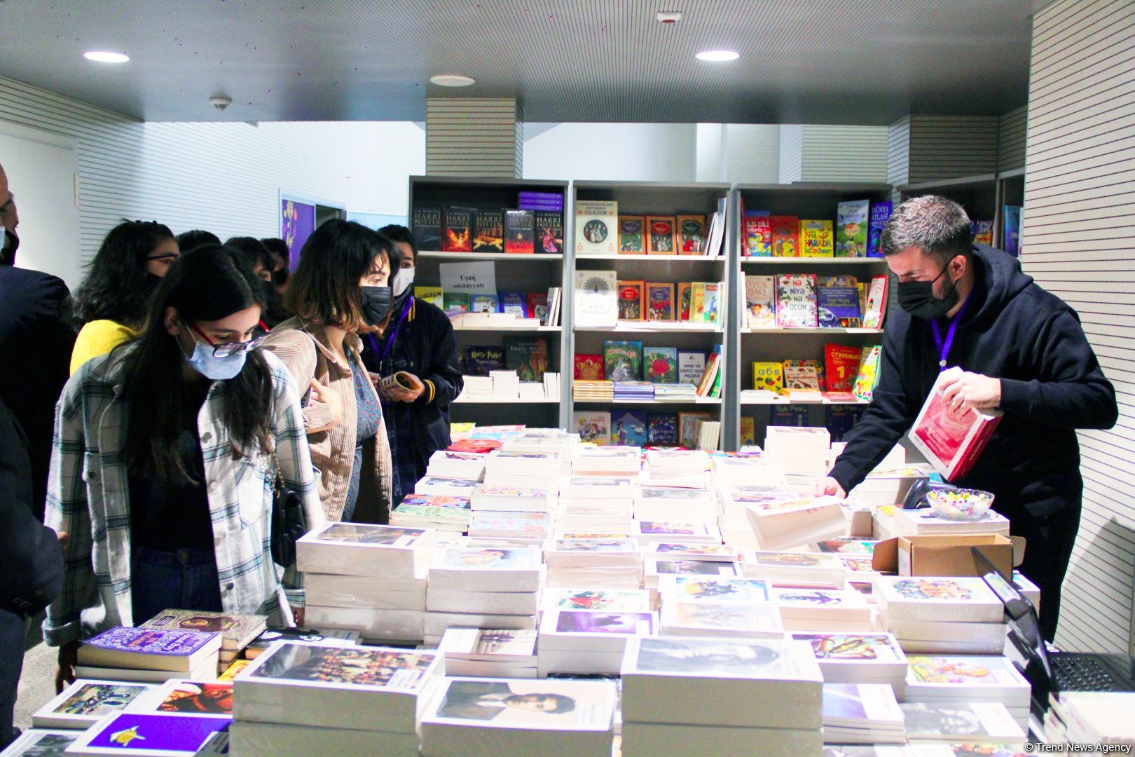 В Баку открылась Национальная книжная выставка-продажа, представлено более 50 000 книг (ФОТО)