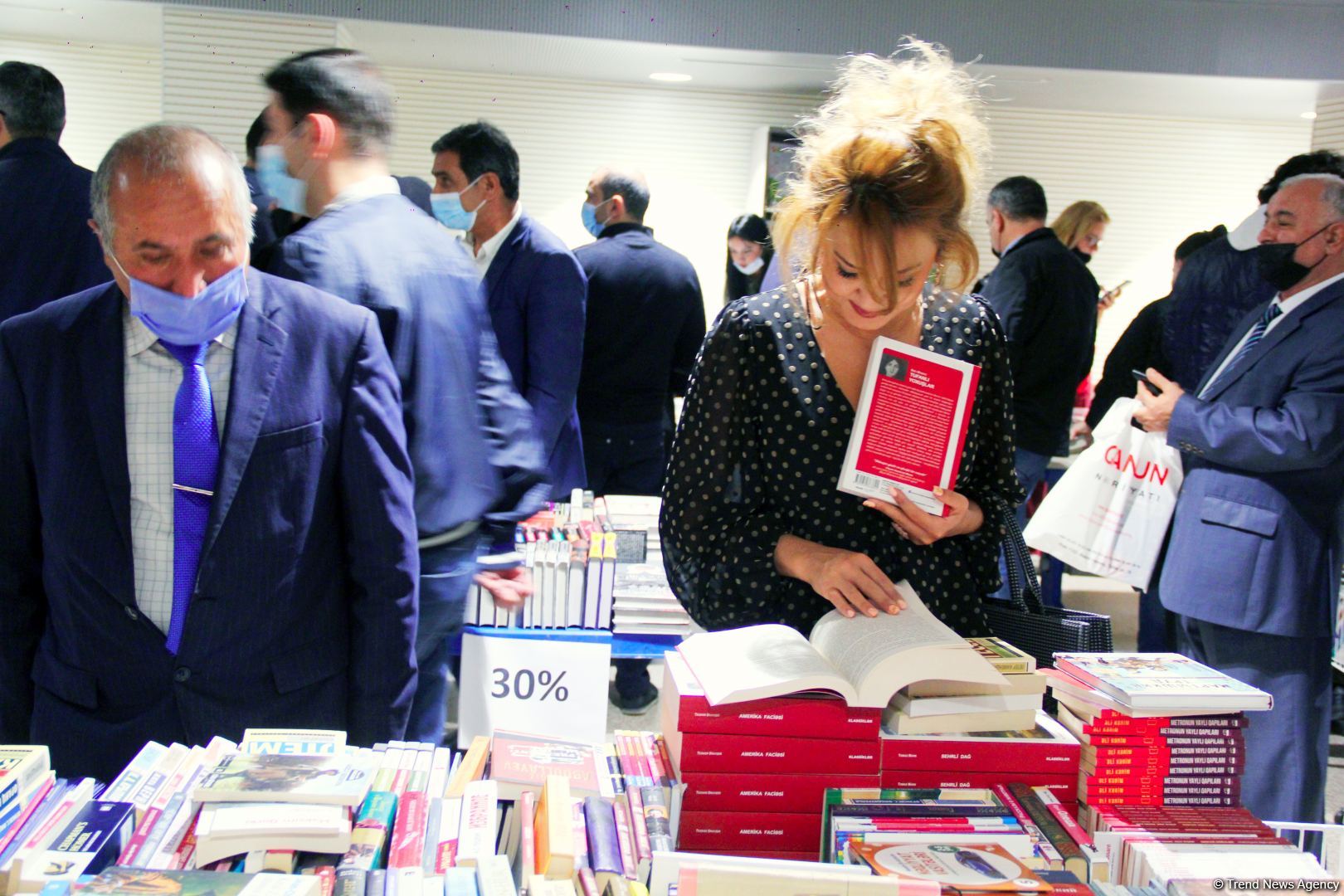 В Баку открылась Национальная книжная выставка-продажа, представлено более 50 000 книг (ФОТО)