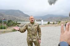 Президент Ильхам Алиев поднял флаг Азербайджана в поселке Суговушан Тертерского района (ФОТО)