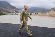 Президент Ильхам Алиев поднял флаг Азербайджана в поселке Суговушан Тертерского района (ФОТО)