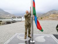 Президент Ильхам Алиев поднял флаг Азербайджана в поселке Суговушан Тертерского района (ФОТО)