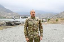 Президент Ильхам Алиев поднял флаг Азербайджана в поселке Суговушан Тертерского района (ФОТО)