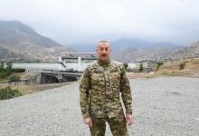 Президент Ильхам Алиев поднял флаг Азербайджана в поселке Суговушан Тертерского района (ФОТО)