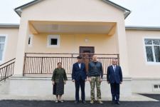 Президент Ильхам Алиев ознакомился в городе Тертер с условиями, созданными в новом доме, построенном вместо дома, разрушенного в результате ракетных атак армянских вооруженных сил