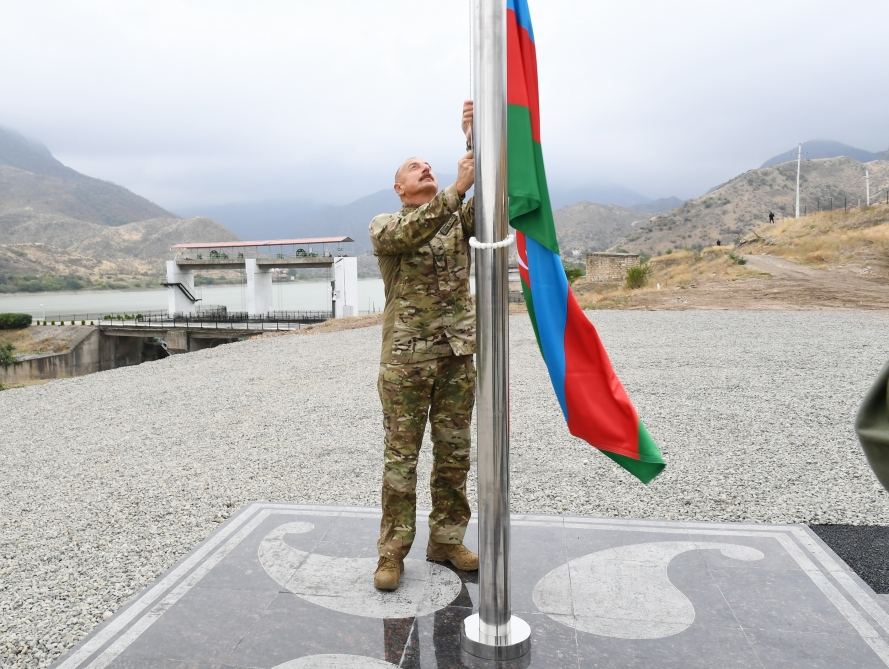 Президент Ильхам Алиев поднял флаг Азербайджана в поселке Суговушан Тертерского района (ФОТО)