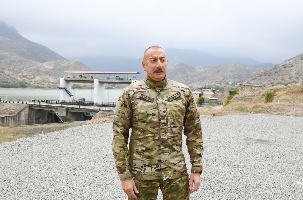 Президент Ильхам Алиев поднял флаг Азербайджана в поселке Суговушан Тертерского района (ФОТО)