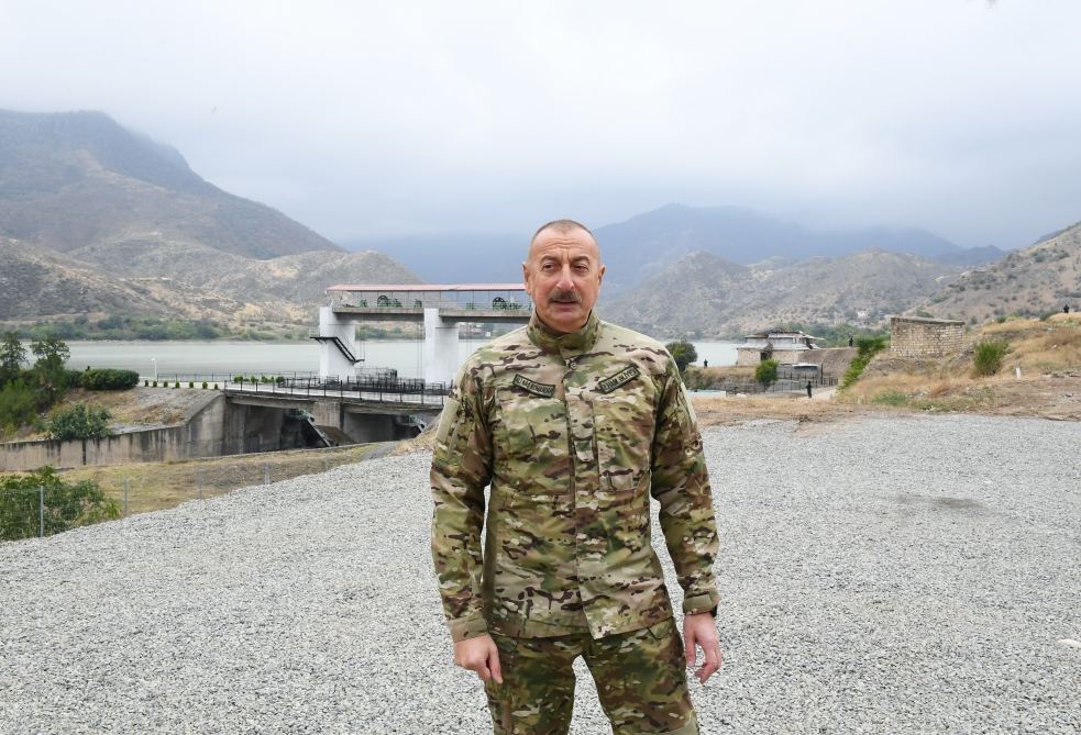 Президент Ильхам Алиев поднял флаг Азербайджана в поселке Суговушан Тертерского района (ФОТО)