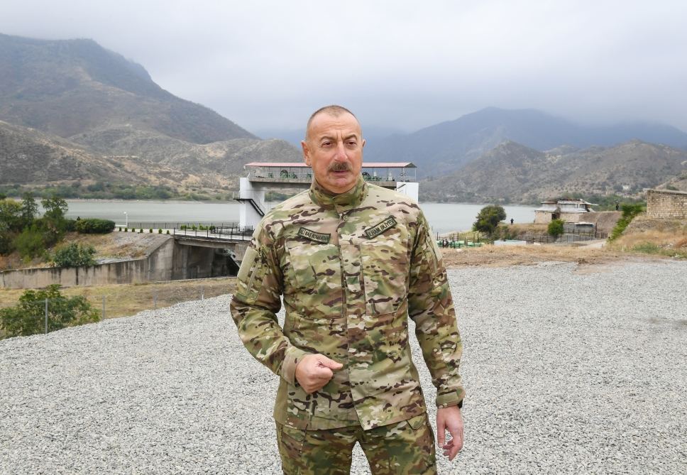 Президент Ильхам Алиев поднял флаг Азербайджана в поселке Суговушан Тертерского района (ФОТО)