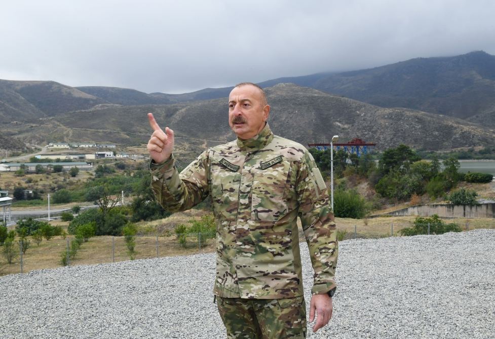 Президент Ильхам Алиев поднял флаг Азербайджана в поселке Суговушан Тертерского района (ФОТО)
