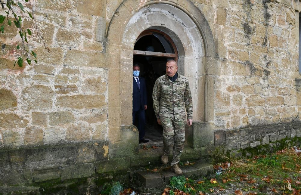 Президент Ильхам Алиев поднял флаг Азербайджана в селе Талыш Тертерского района (ФОТО)