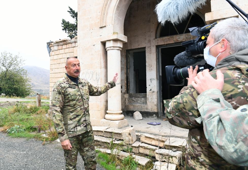 Президент Ильхам Алиев поднял флаг Азербайджана в селе Талыш Тертерского района (ФОТО)