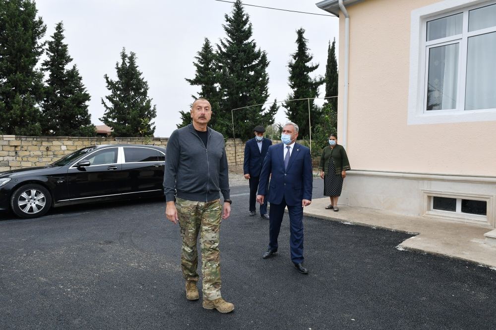 Президент Ильхам Алиев ознакомился в городе Тертер с условиями, созданными в новом доме, построенном вместо дома, разрушенного в результате ракетных атак армянских вооруженных сил