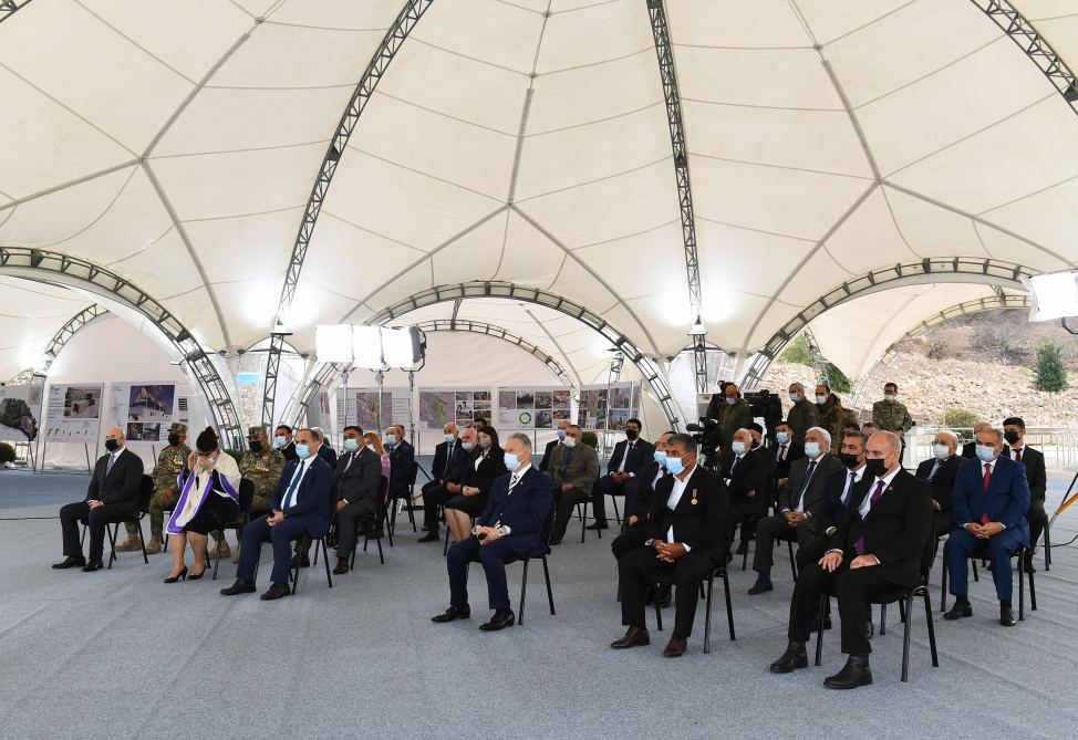 Президент Ильхам Алиев встретился с представителями общественности Джебраильского района,  заложил фундамент мемориального комплекса и дал старт восстановлению города Джебраил (ФОТО)