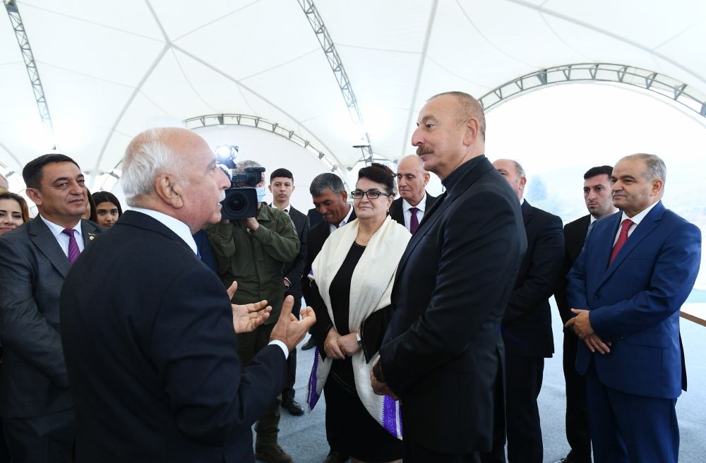 Президент Ильхам Алиев встретился с представителями общественности Джебраильского района,  заложил фундамент мемориального комплекса и дал старт восстановлению города Джебраил (ФОТО)