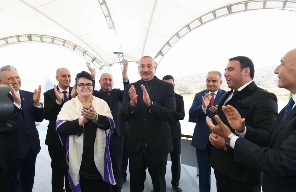 Президент Ильхам Алиев встретился с представителями общественности Джебраильского района,  заложил фундамент мемориального комплекса и дал старт восстановлению города Джебраил (ФОТО)