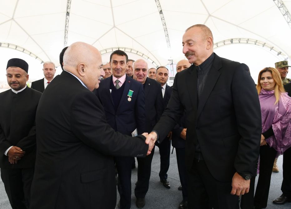 Президент Ильхам Алиев встретился с представителями общественности Джебраильского района,  заложил фундамент мемориального комплекса и дал старт восстановлению города Джебраил (ФОТО)