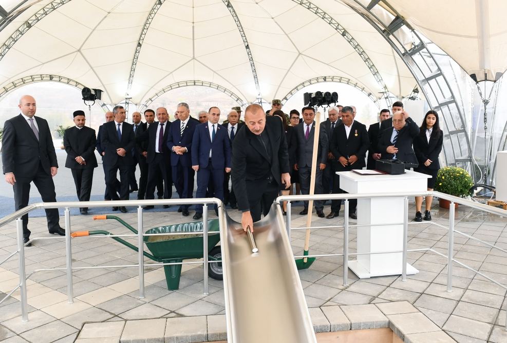 Президент Ильхам Алиев встретился с представителями общественности Джебраильского района,  заложил фундамент мемориального комплекса и дал старт восстановлению города Джебраил (ФОТО)
