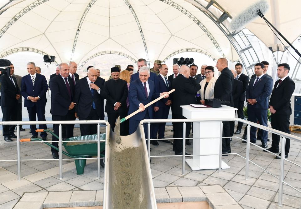 Президент Ильхам Алиев встретился с представителями общественности Джебраильского района,  заложил фундамент мемориального комплекса и дал старт восстановлению города Джебраил (ФОТО)