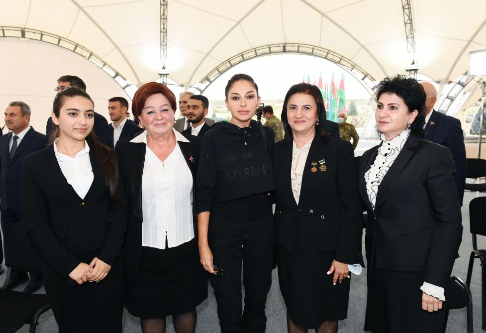 Президент Ильхам Алиев и первая леди Мехрибан Алиева встретились с представителями общественности Физулинского района, заложили фундамент Мемориального комплекса и восстановления города (ФОТО)