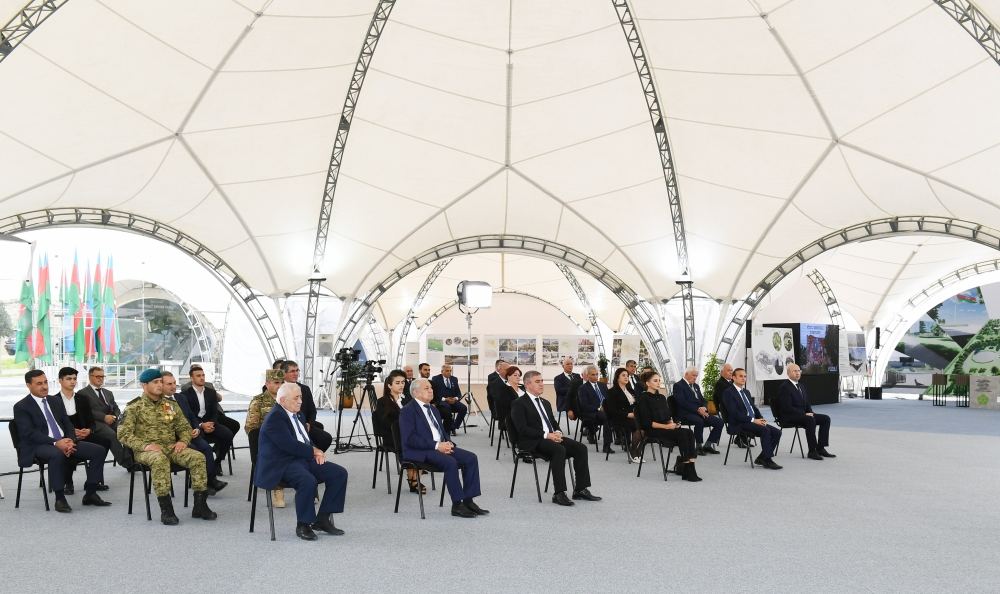 Президент Ильхам Алиев и первая леди Мехрибан Алиева встретились с представителями общественности Физулинского района, заложили фундамент Мемориального комплекса и восстановления города (ФОТО)