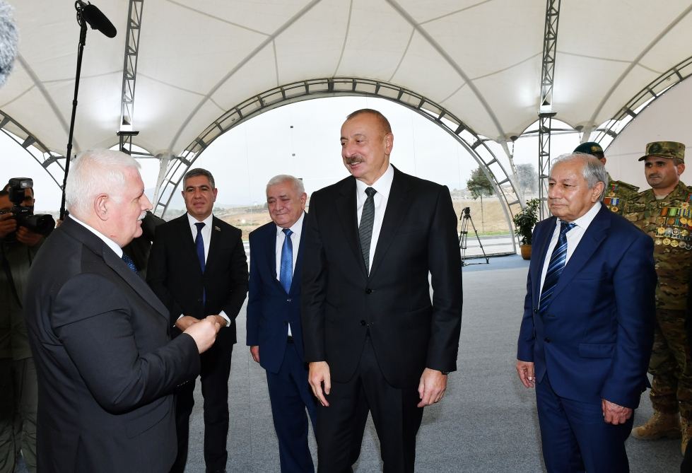 Президент Ильхам Алиев и первая леди Мехрибан Алиева встретились с представителями общественности Физулинского района, заложили фундамент Мемориального комплекса и восстановления города (ФОТО)