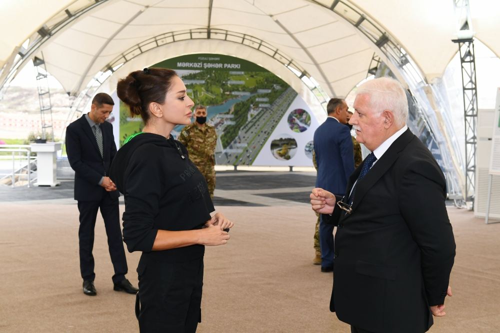 Президент Ильхам Алиев и первая леди Мехрибан Алиева встретились с представителями общественности Физулинского района, заложили фундамент Мемориального комплекса и восстановления города (ФОТО)