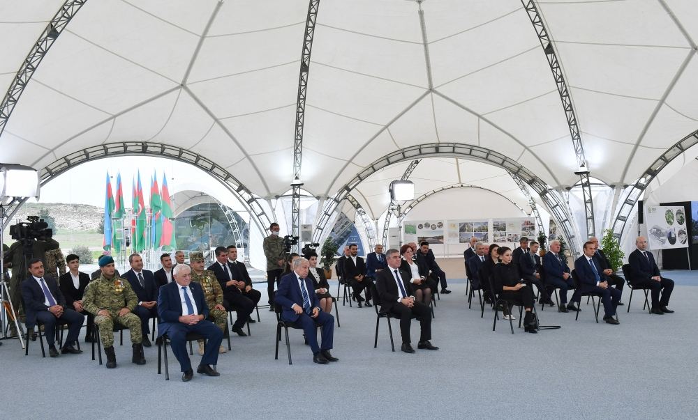 Президент Ильхам Алиев и первая леди Мехрибан Алиева встретились с представителями общественности Физулинского района, заложили фундамент Мемориального комплекса и восстановления города (ФОТО)