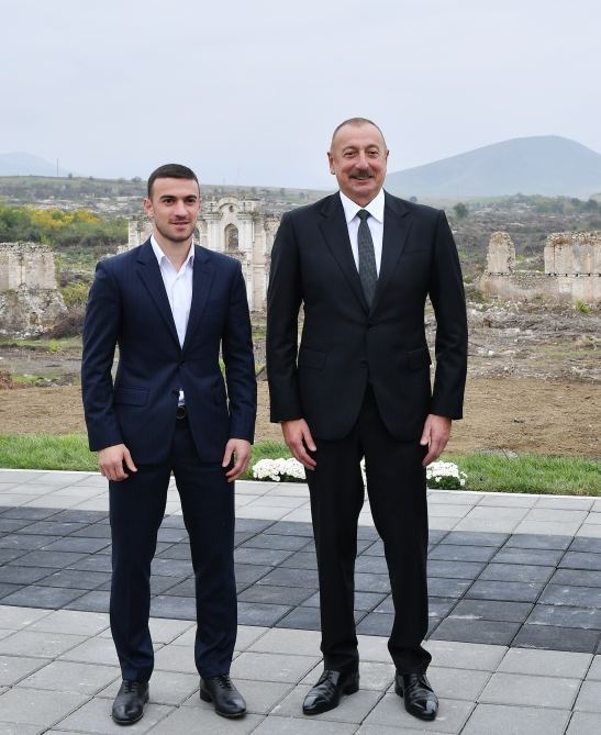 Президент Ильхам Алиев и первая леди Мехрибан Алиева встретились с представителями общественности Физулинского района, заложили фундамент Мемориального комплекса и восстановления города (ФОТО)