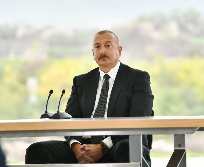 Президент Ильхам Алиев и первая леди Мехрибан Алиева встретились с представителями общественности Физулинского района, заложили фундамент Мемориального комплекса и восстановления города (ФОТО)