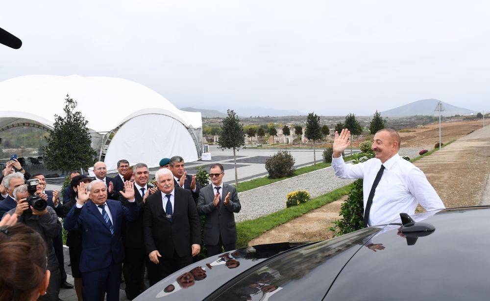 Президент Ильхам Алиев и первая леди Мехрибан Алиева встретились с представителями общественности Физулинского района, заложили фундамент Мемориального комплекса и восстановления города (ФОТО)