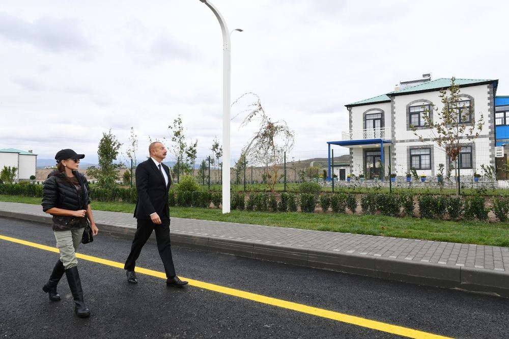 Президент Ильхам Алиев и Первая леди Мехрибан Алиева ознакомились с работами, проводимыми в рамках проекта «Умное село» в Зангилане (ФОТО/ВИДЕО)