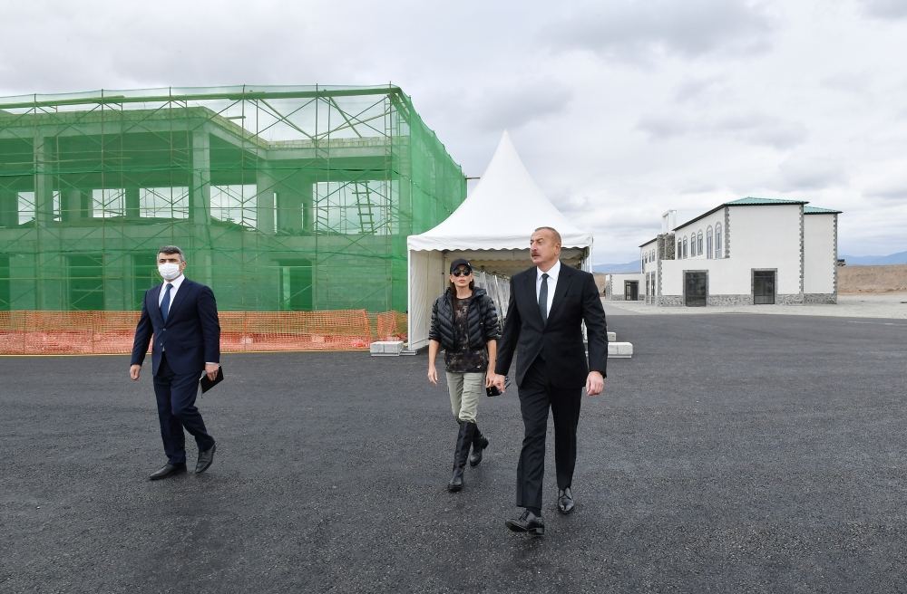 Президент Ильхам Алиев и Первая леди Мехрибан Алиева ознакомились с работами, проводимыми в рамках проекта «Умное село» в Зангилане (ФОТО/ВИДЕО)