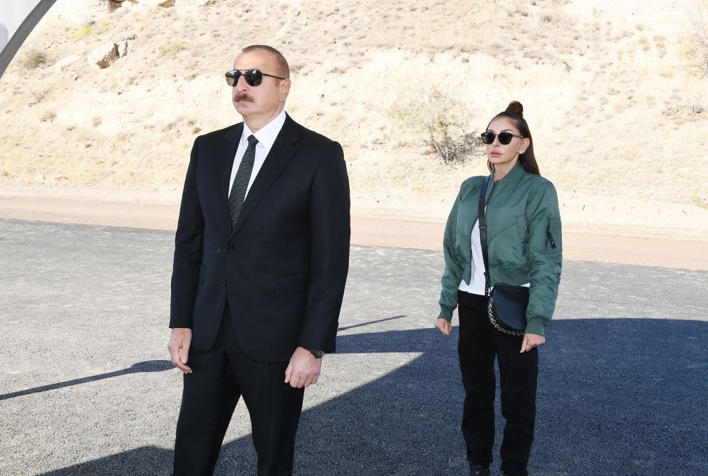 Президент Ильхам Алиев и Первая леди Мехрибан Алиева приняли участие в церемонии закладки фундамента дороги Ханлыг-Губадлы (ФОТО/ВИДЕО)