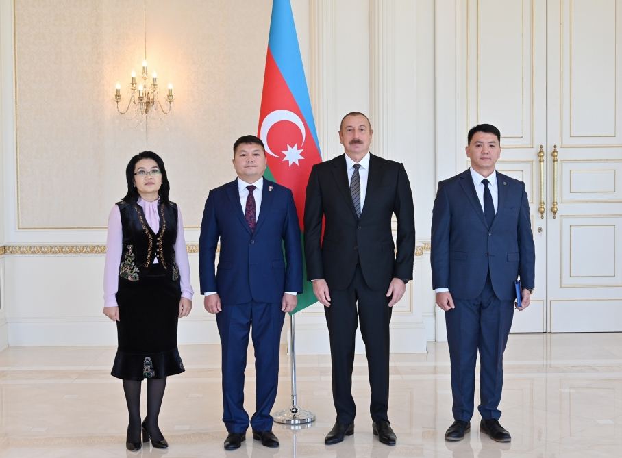 Президент Ильхам Алиев принял верительные грамоты новоназначенного посла  Кыргызстана (ФОТО/ВИДЕО)