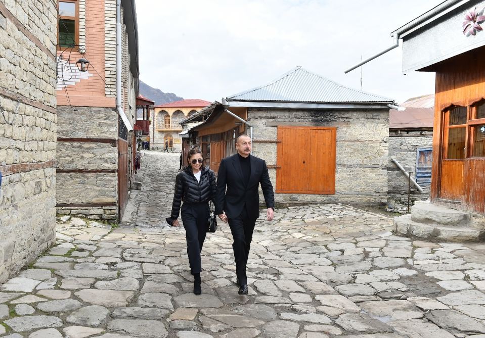 President Ilham Aliyev, First Lady Mehriban Aliyeva view reconstruction work carried out at Badoyun Mosque (FOTO)