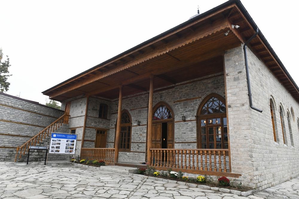 President Ilham Aliyev, First Lady Mehriban Aliyeva view reconstruction work carried out at Badoyun Mosque (FOTO)