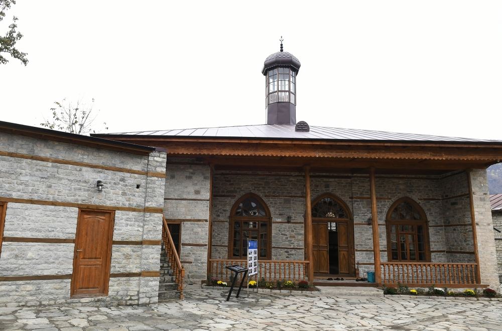 President Ilham Aliyev, First Lady Mehriban Aliyeva view reconstruction work carried out at Badoyun Mosque (FOTO)