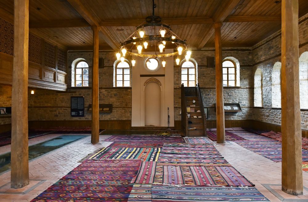 President Ilham Aliyev, First Lady Mehriban Aliyeva view reconstruction work carried out at Badoyun Mosque (FOTO)