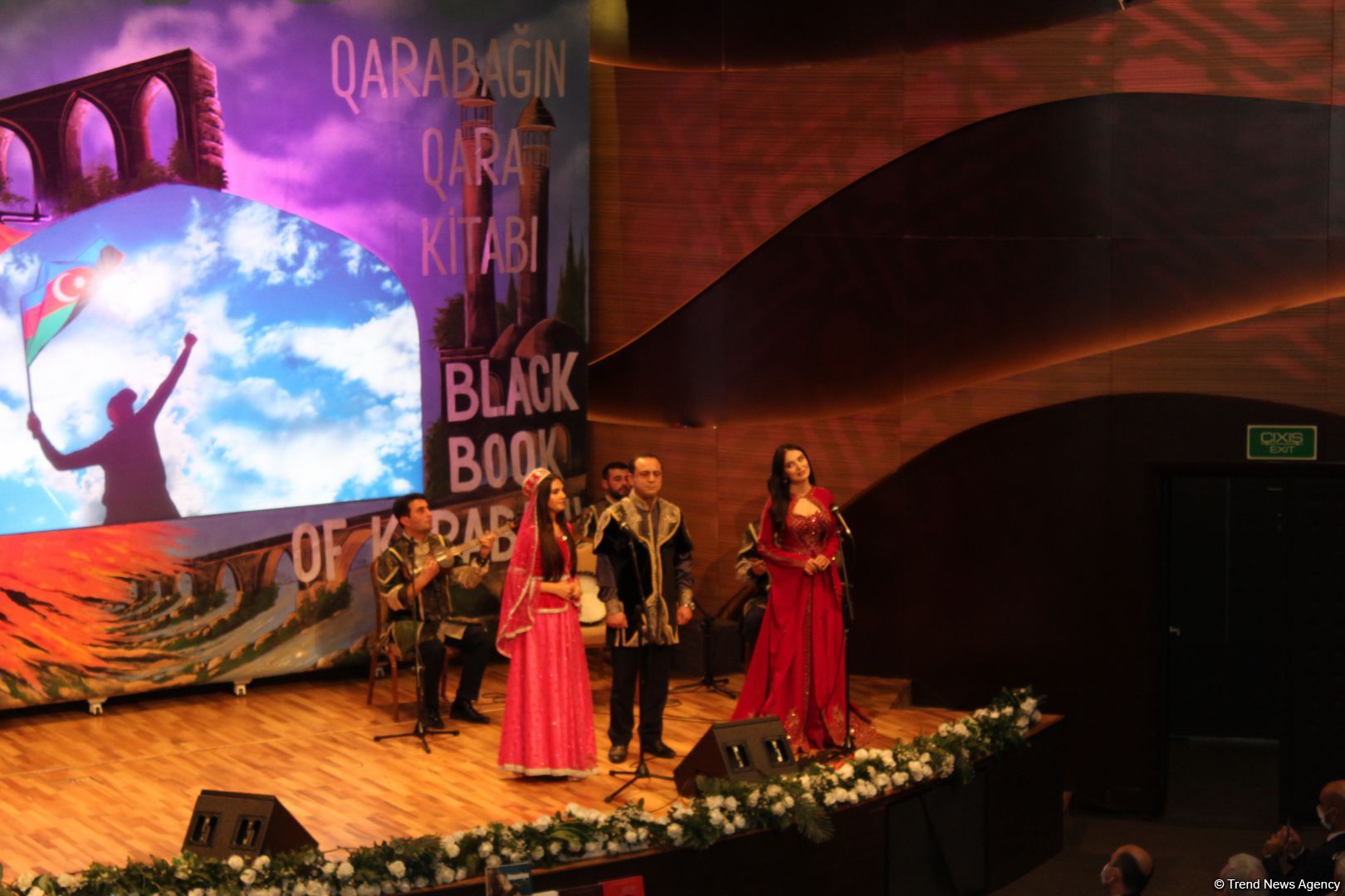 В Баку презентованы книги "Qarabağın qara kitabı" и "Qarabağ - qələbəyə doğru" (ФОТО)