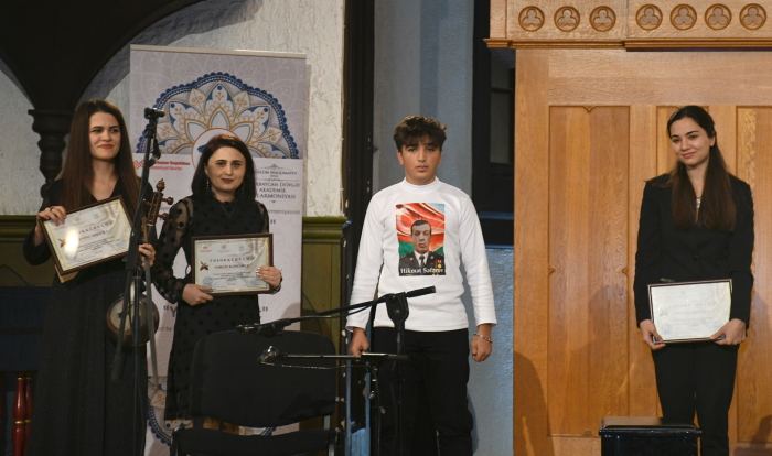 Юные азербайджанские музыканты поздравляют с Днем Победы (ФОТО)