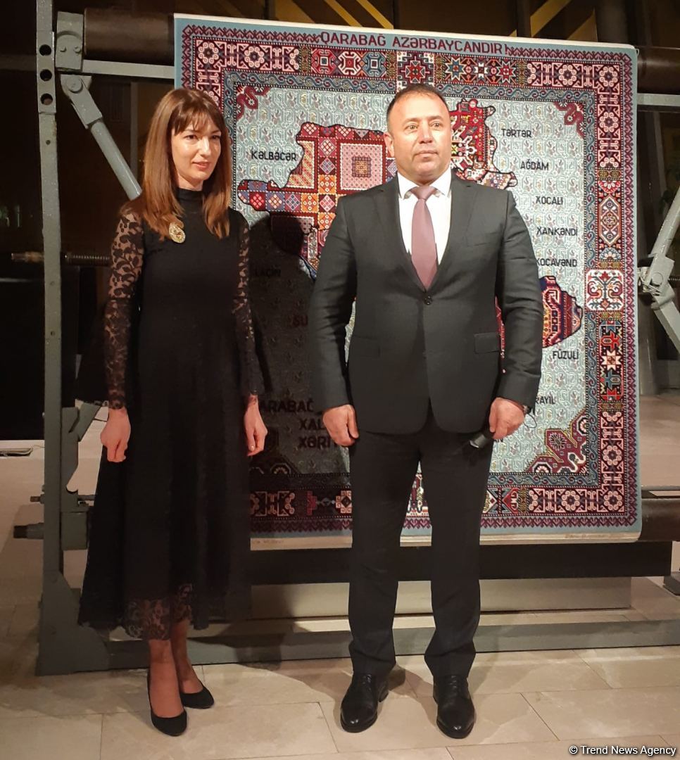 "Ковровая карта Карабаха" – в Баку представлен уникальный ковер "Победа" (ФОТО)