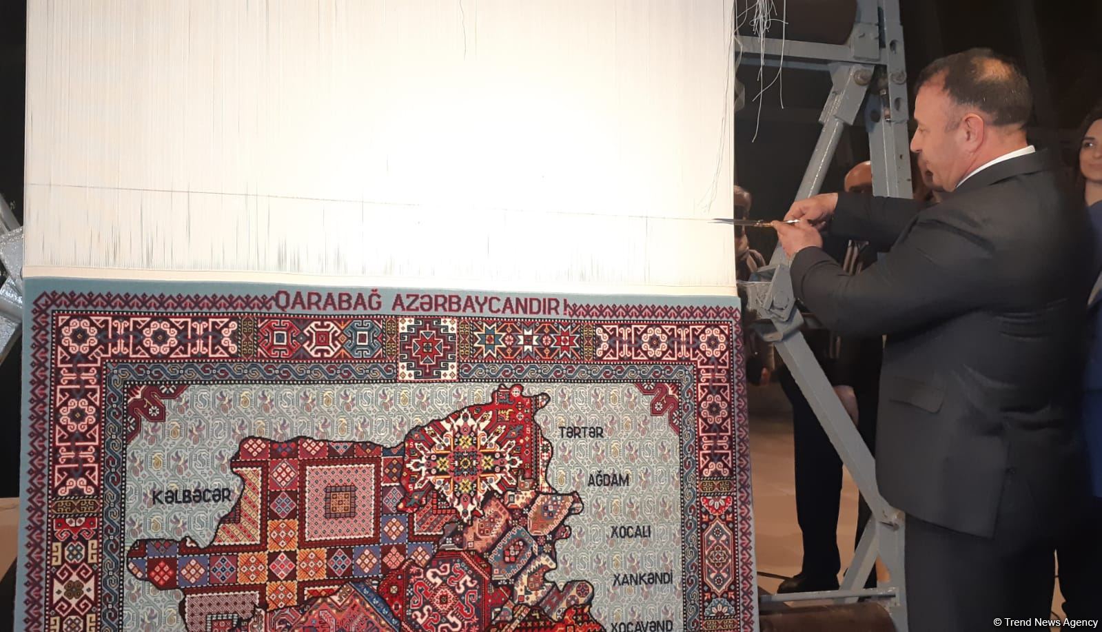 "Ковровая карта Карабаха" – в Баку представлен уникальный ковер "Победа" (ФОТО)