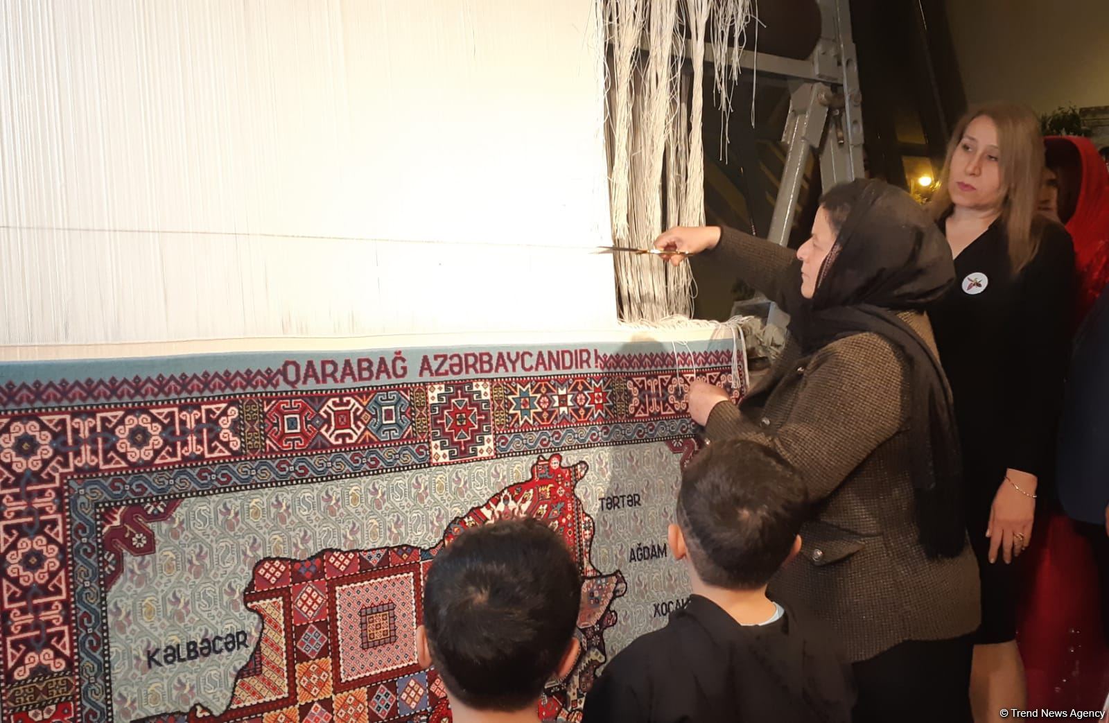 "Ковровая карта Карабаха" – в Баку представлен уникальный ковер "Победа" (ФОТО)
