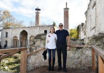 Президент Ильхам Алиев и Первая леди Мехрибан Алиева ознакомились с восстановительными работами в мечетях Ашагы Говхар Ага, Юхары Говхар Ага и Саатлы в Шуше (ФОТО/ВИДЕО)