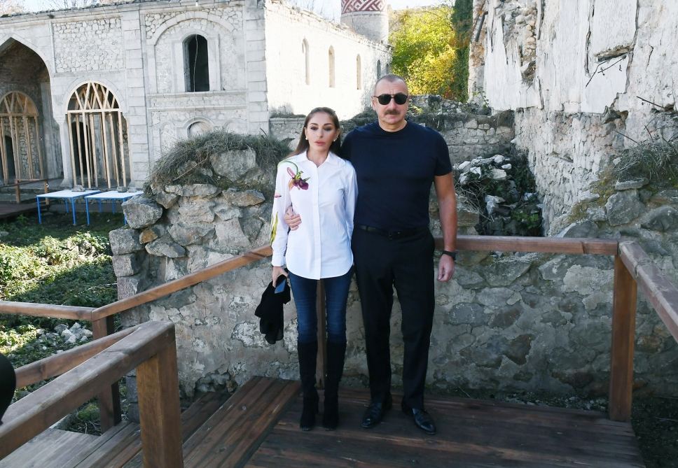 Президент Ильхам Алиев и Первая леди Мехрибан Алиева ознакомились с восстановительными работами в мечетях Ашагы Говхар Ага, Юхары Говхар Ага и Саатлы в Шуше (ФОТО/ВИДЕО)