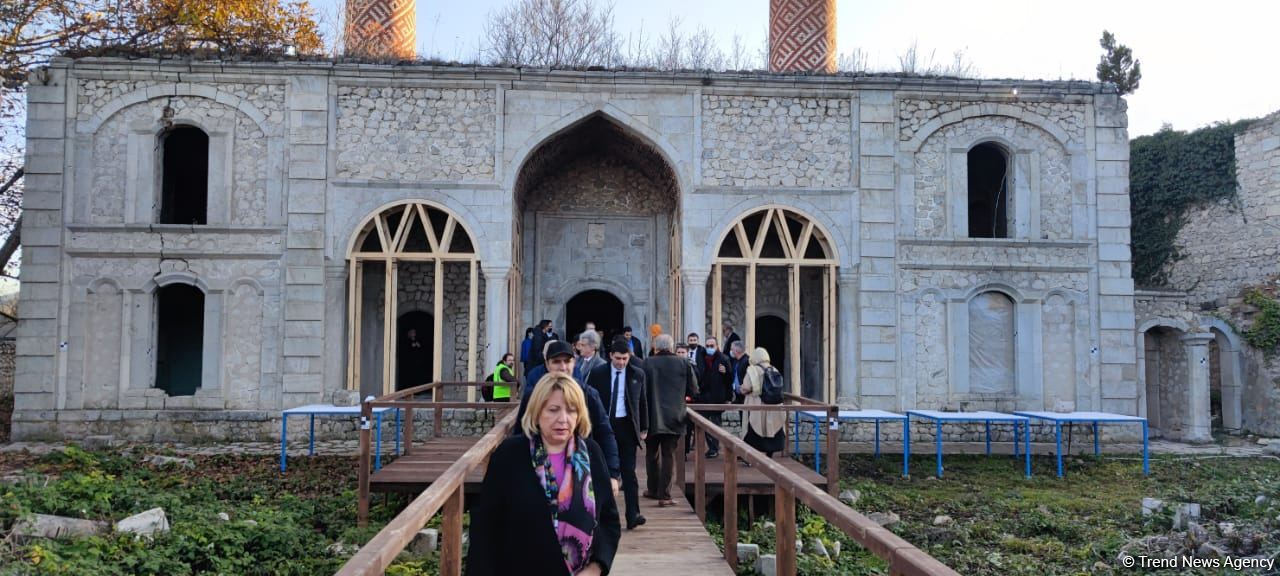 Participants of VIII Global Forum visit Ashagi Govkhar Agha mosque in Azerbaijan's Shusha (PHOTO)