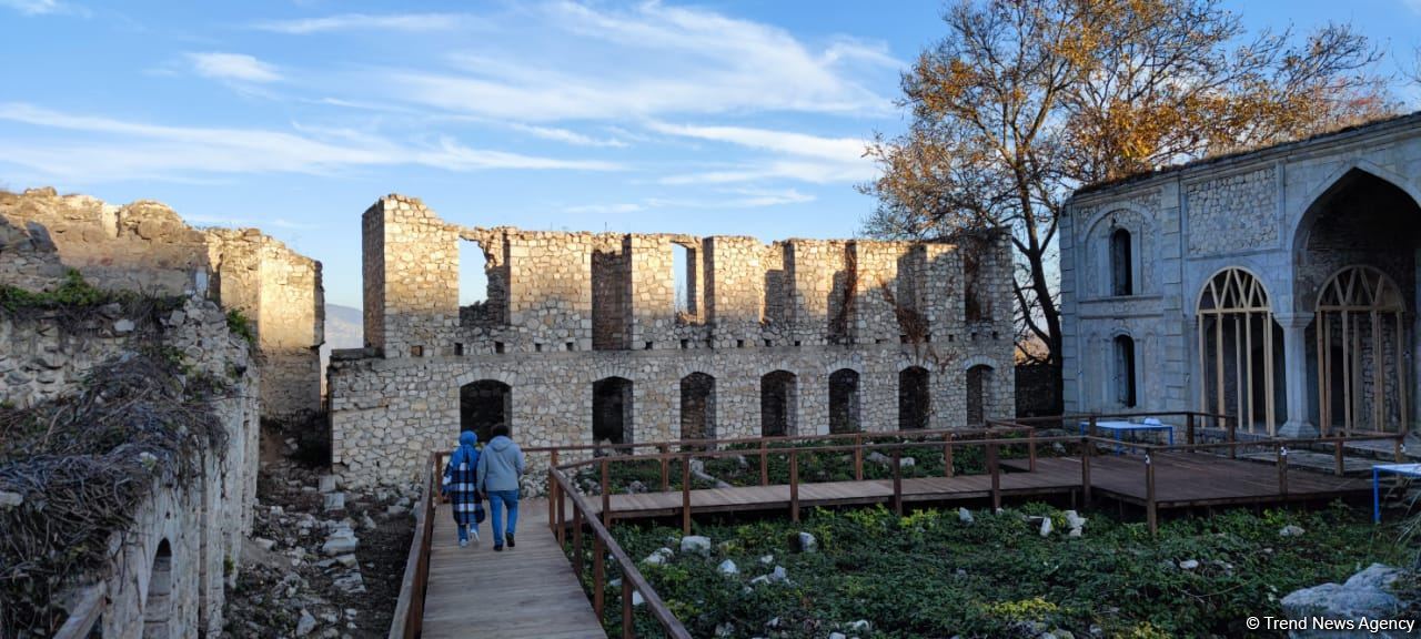 Participants of VIII Global Forum visit Ashagi Govkhar Agha mosque in Azerbaijan's Shusha (PHOTO)