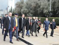 Представители IBF и MÜSİAD посетили Аллею шехидов в Баку (ФОТО)