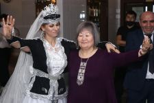 Искренне влюбленная в Азербайджан! Казахская писательница представила в Алматы "Карабах. Долгая дорога  домой" (ФОТО)